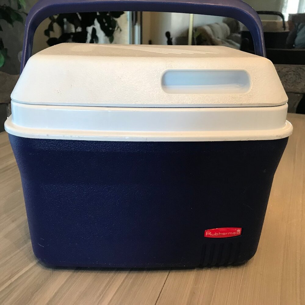 Rubbermaid Dark Blue/White Cooler Model No.1826